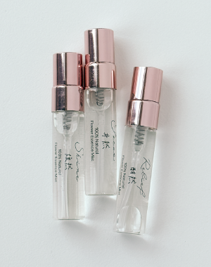 KARISMA 24小時純粹日常組三支花精香氛近距離特寫：SHINE 煥然、FOCUS 井然、RELIEF 酣然，展現 100% 天然花精配方。